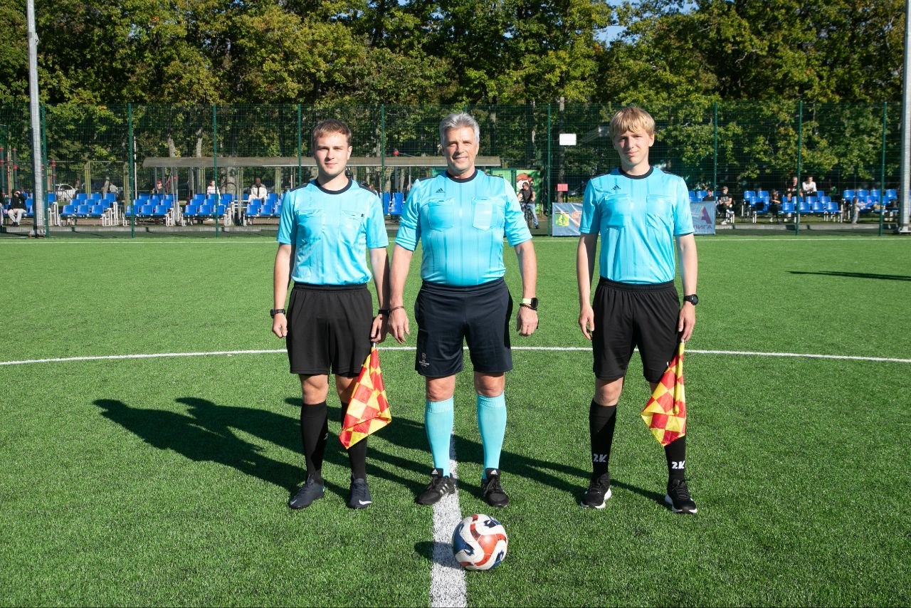 Футбольное поле и спортивные объекты