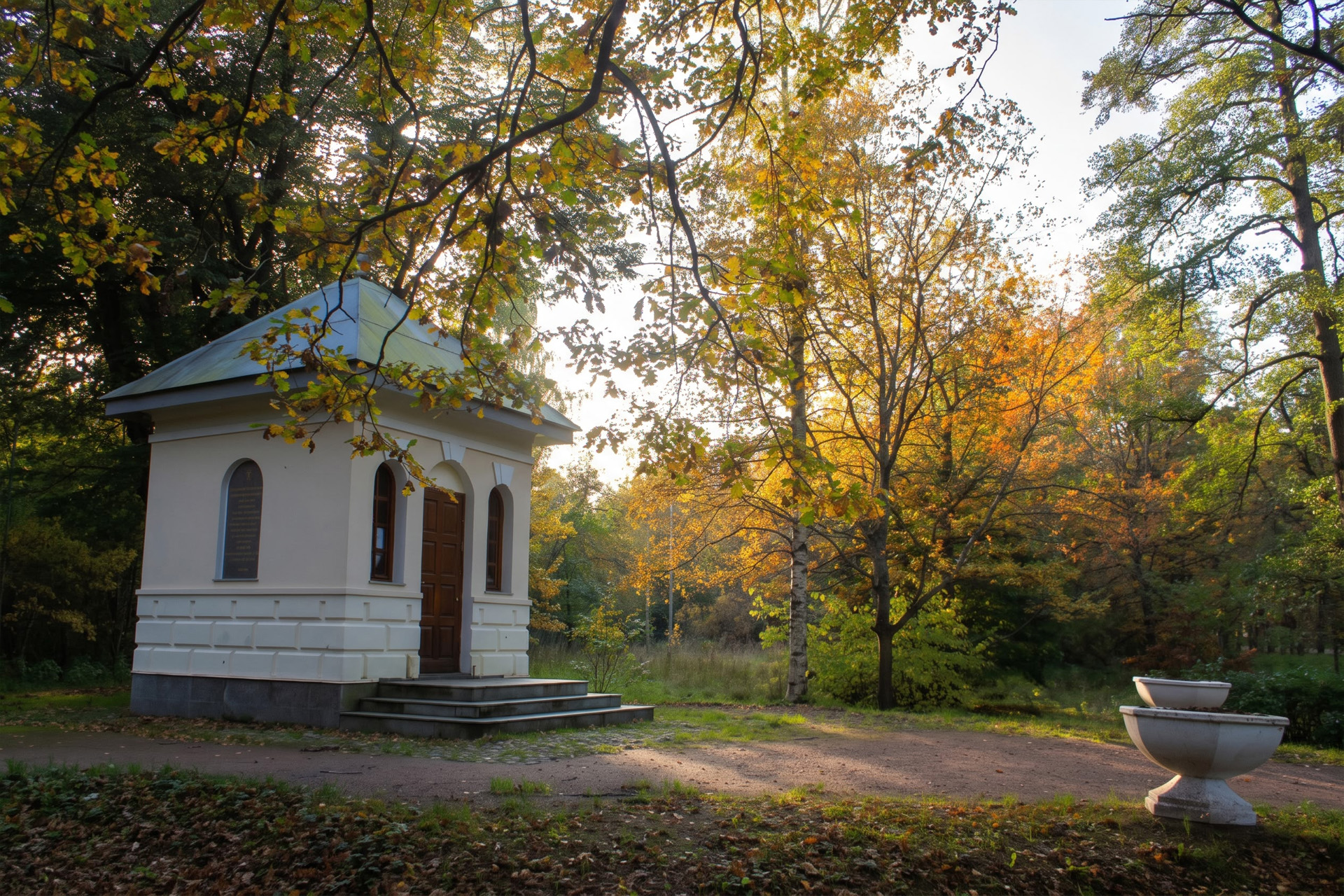 Часовня в осеннем парке Дубки